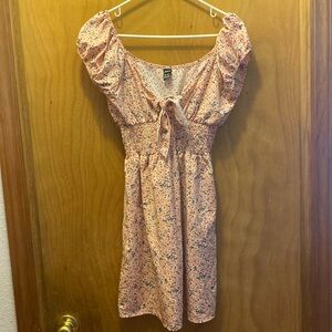 Adorable summer dress! Cute pink with white flowers float and light